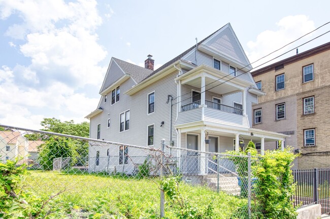 Updated 3 bedroom 1st floor apartment in Waterbury - Updated 3 bedroom 1st floor apartment in Waterbury
