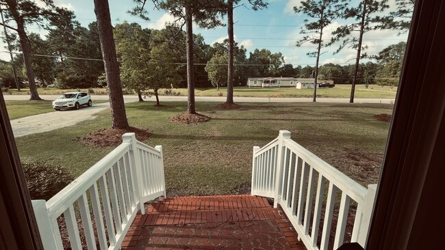 Building Photo - Farmhouse Charm!