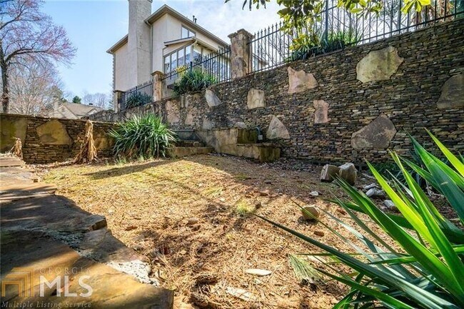 Building Photo - 850 Ferncroft Ct