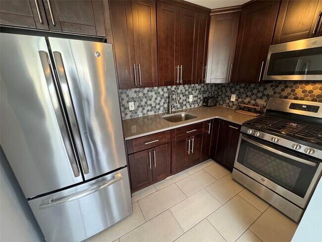 Foto del edificio - 103 White Plains Rd