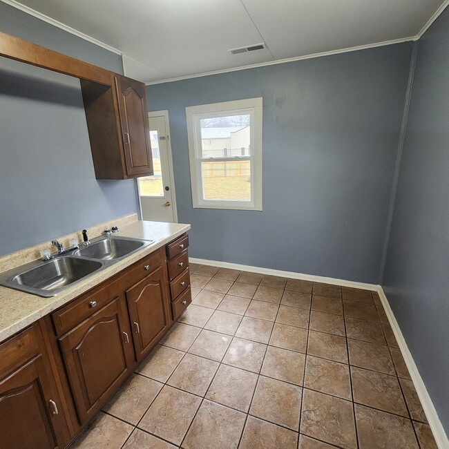 Building Photo - 210 Lindenwood Dr