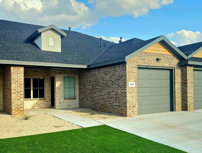 Foto del edificio - New 2 Bedroom Townhome in Escondido - Fren...