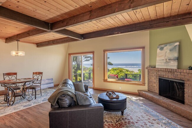 Building Photo - Beautiful Ocean Front Home in Seal Rock!
