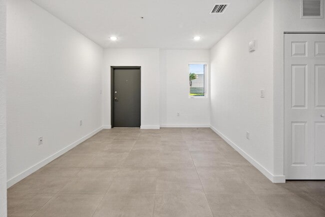 Foto del edificio - 1295 W 69th St