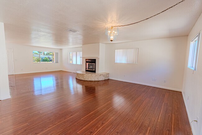 Foto del edificio - 4 Bedroom 3 bath house with 2 Car Garage