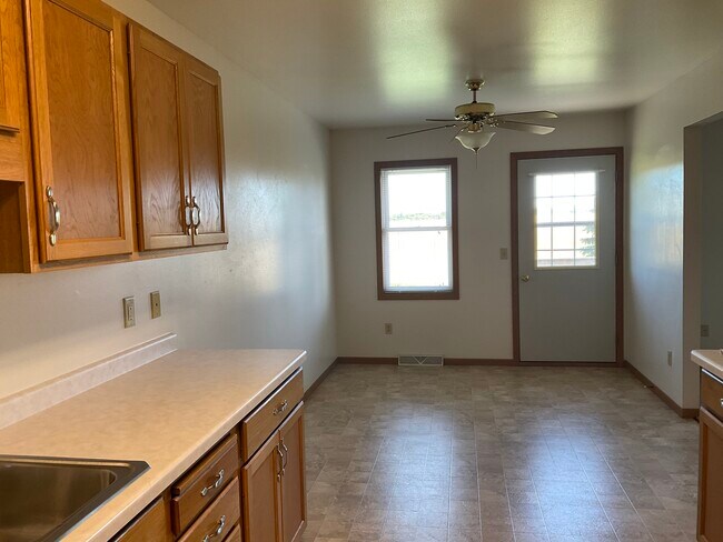 Comedor - 527 Wellington Dr