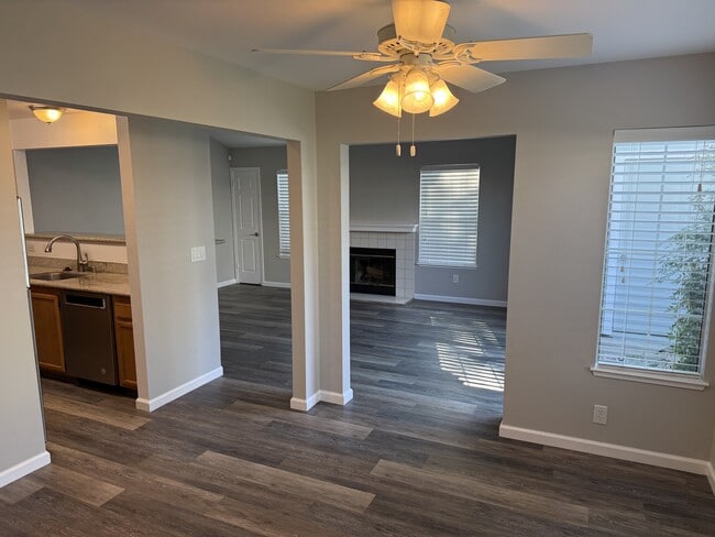 Foto del edificio - 558 Torrey Pine Ln