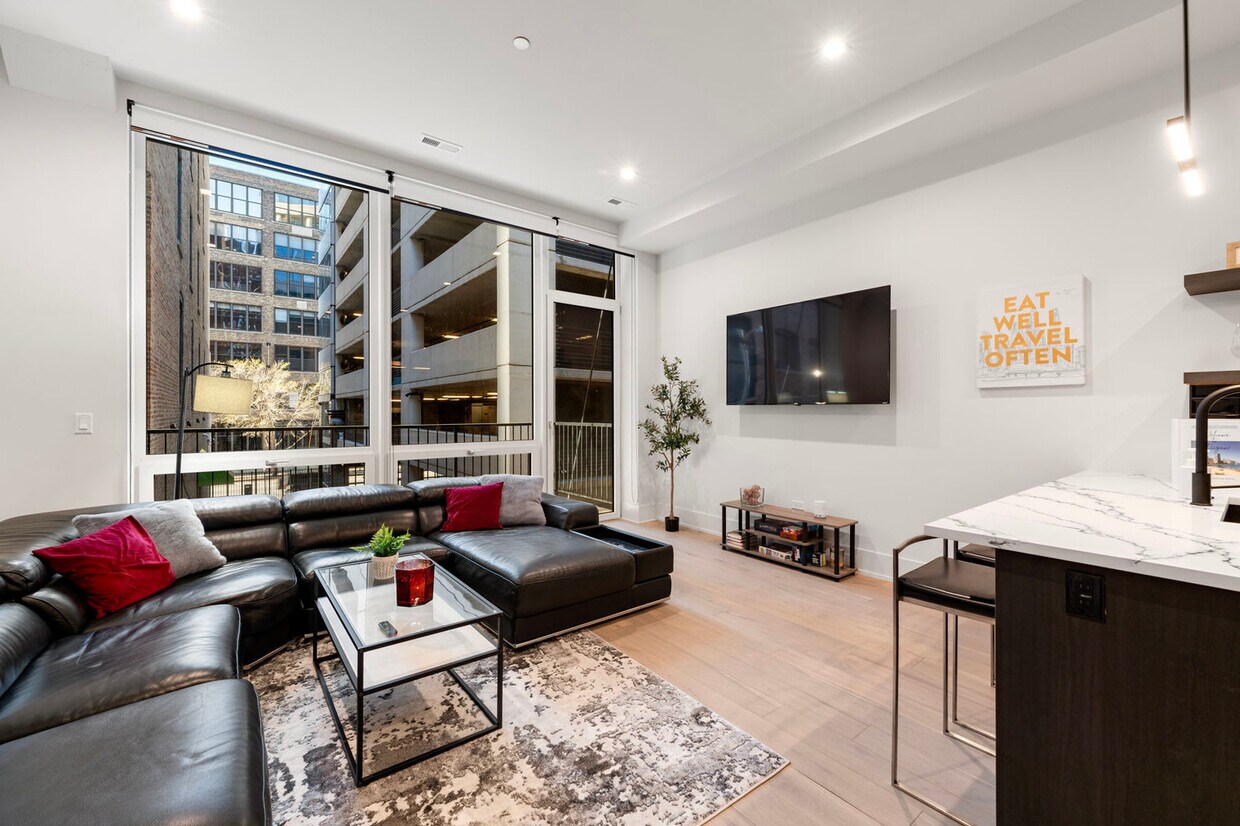 Foto principal - 318 W Grand Ave