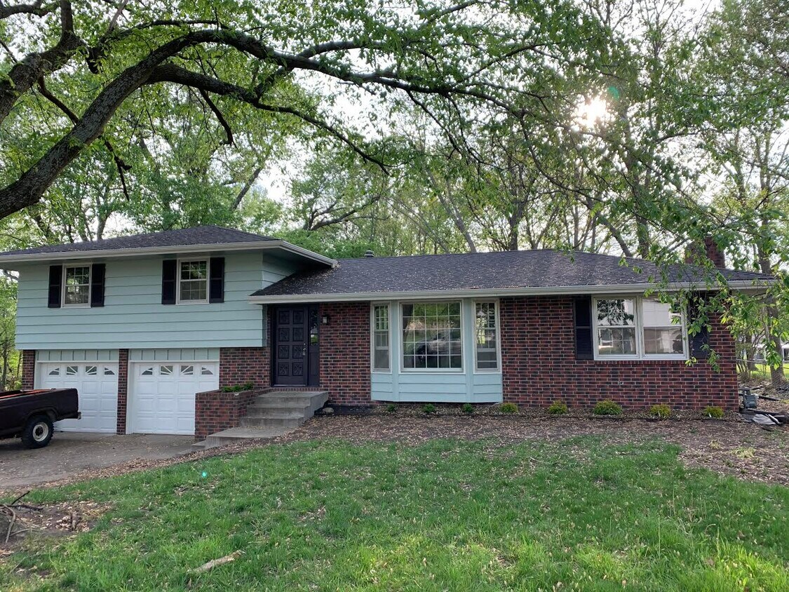 Foto principal - 6025 NW North Hills Dr