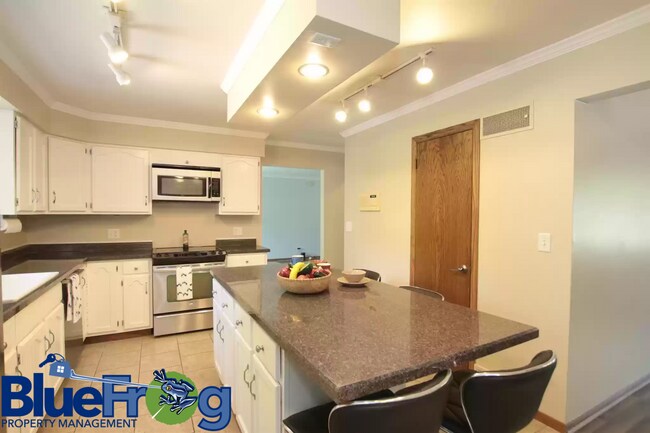 Building Photo - 708 Meadowbrook Ln