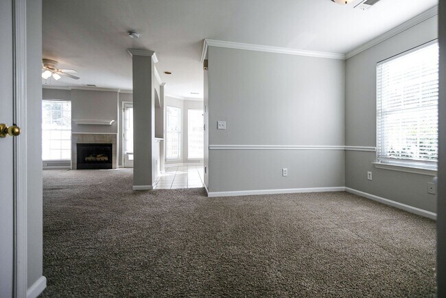 Foto del edificio - Rare 3 bed 2.5 bath end unit townhome minu...