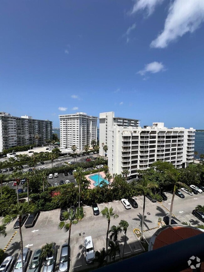 Building Photo - 1450 Brickell Bay Dr
