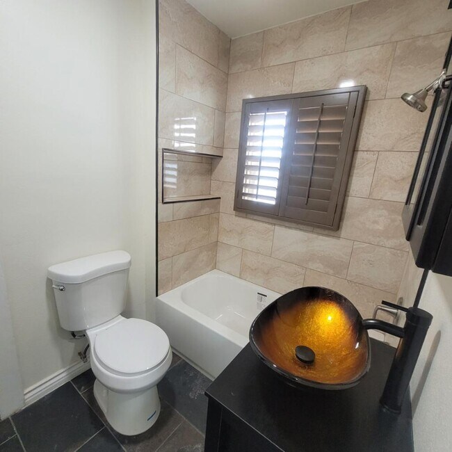 Baño completamente remodelado - 128 W 106th St