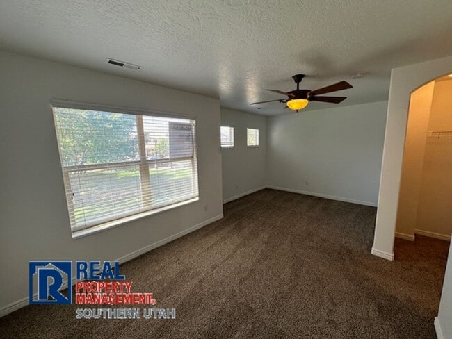 Building Photo - Hidden Valley Townhome