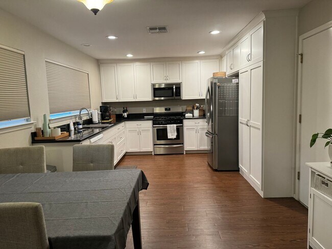 Building Photo - 3 Bedroom Single Family Home in Austin