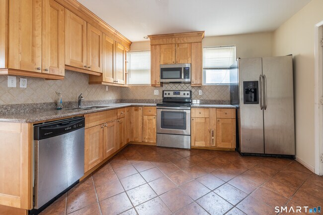 Foto del edificio - 727 Brewster St