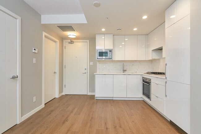 Building Photo - 205-2888 Cambie