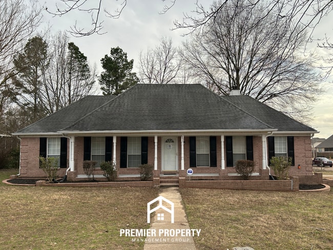 Spacious 3BR/2.5BA Olive Branch Home w/ Vaulted Ceilings, Fireplace, Formal Dining & Fenced Yard - Spacious 3BR/2.5BA Olive Branch Home w/ Vaulted Ceilings, Fireplace, Formal Dining & Fenced Yard