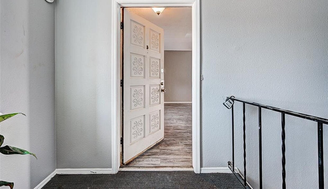 This is the entryway into the condominium. - 11317 N May Ave