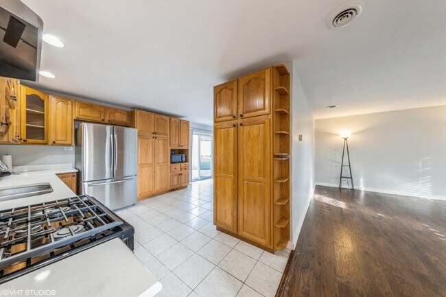 Building Photo - 9524 Elm Ave