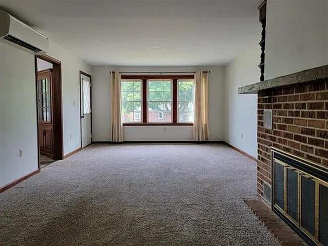 Building Photo - RENT IN MEADOW VIEW