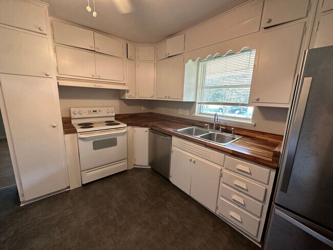 Building Photo - Home for Rent Near Mountain Brook