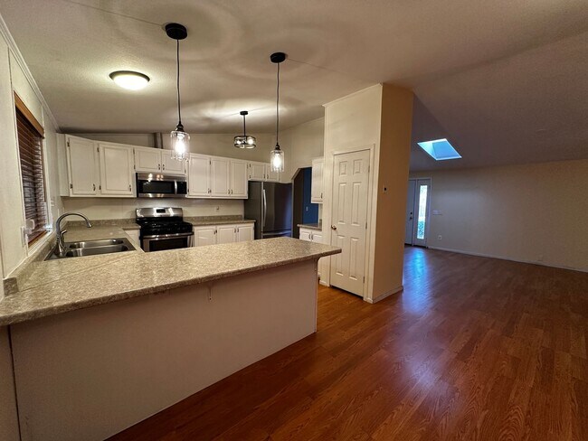 Foto del edificio - Lots of space in this four bedroom plus den!