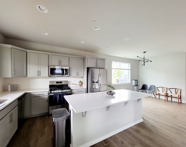 Building Photo - Bright and spacious 3 bed in a convenient ...