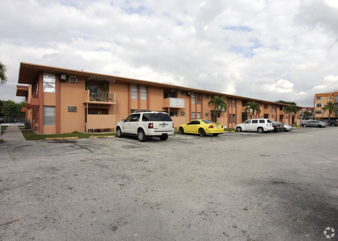 Foto principal - 6850 W 14th Ct