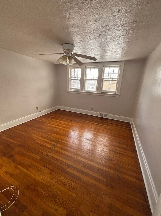 Building Photo - 3bd Single Cash Pay