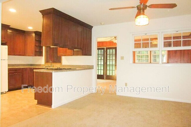 Foto del edificio - 7128 Airlie Rd