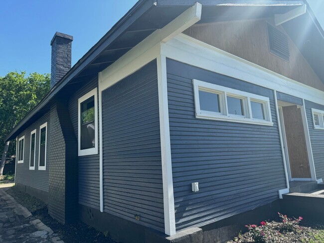 Foto del edificio - New 3 Bedroom 2 Bath on Stanley SW