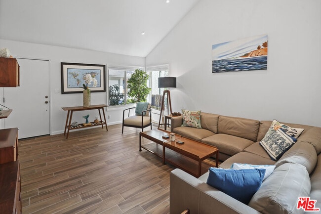 Building Photo - 6505 Dume Dr