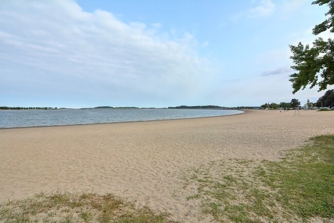 Building Photo - 41 Farragut Rd