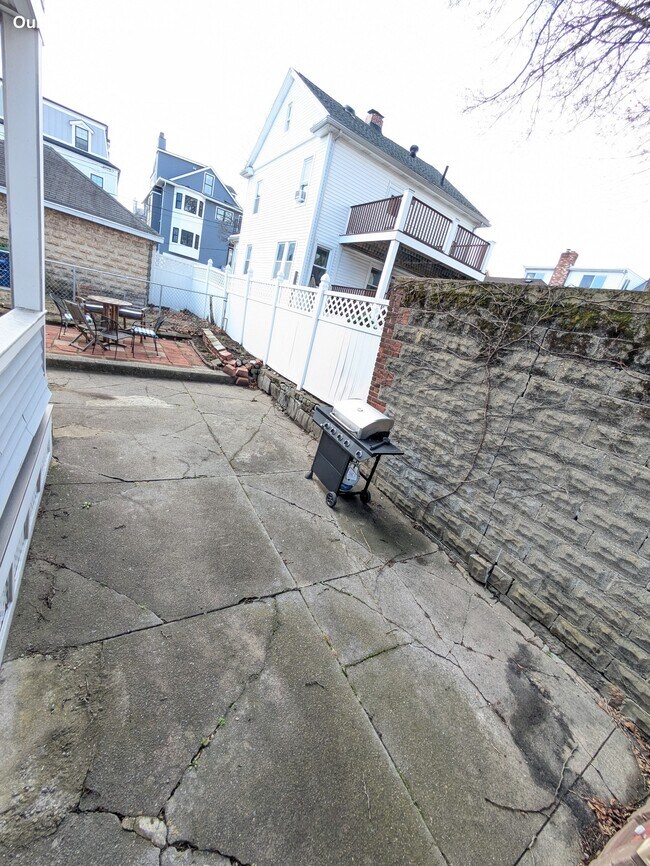 Foto del edificio - 64 Ten Hills Rd