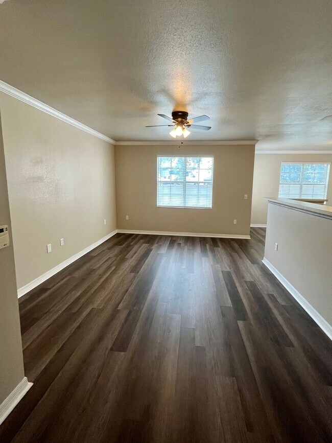Building Photo - 3/2 unit available now for an annual lease