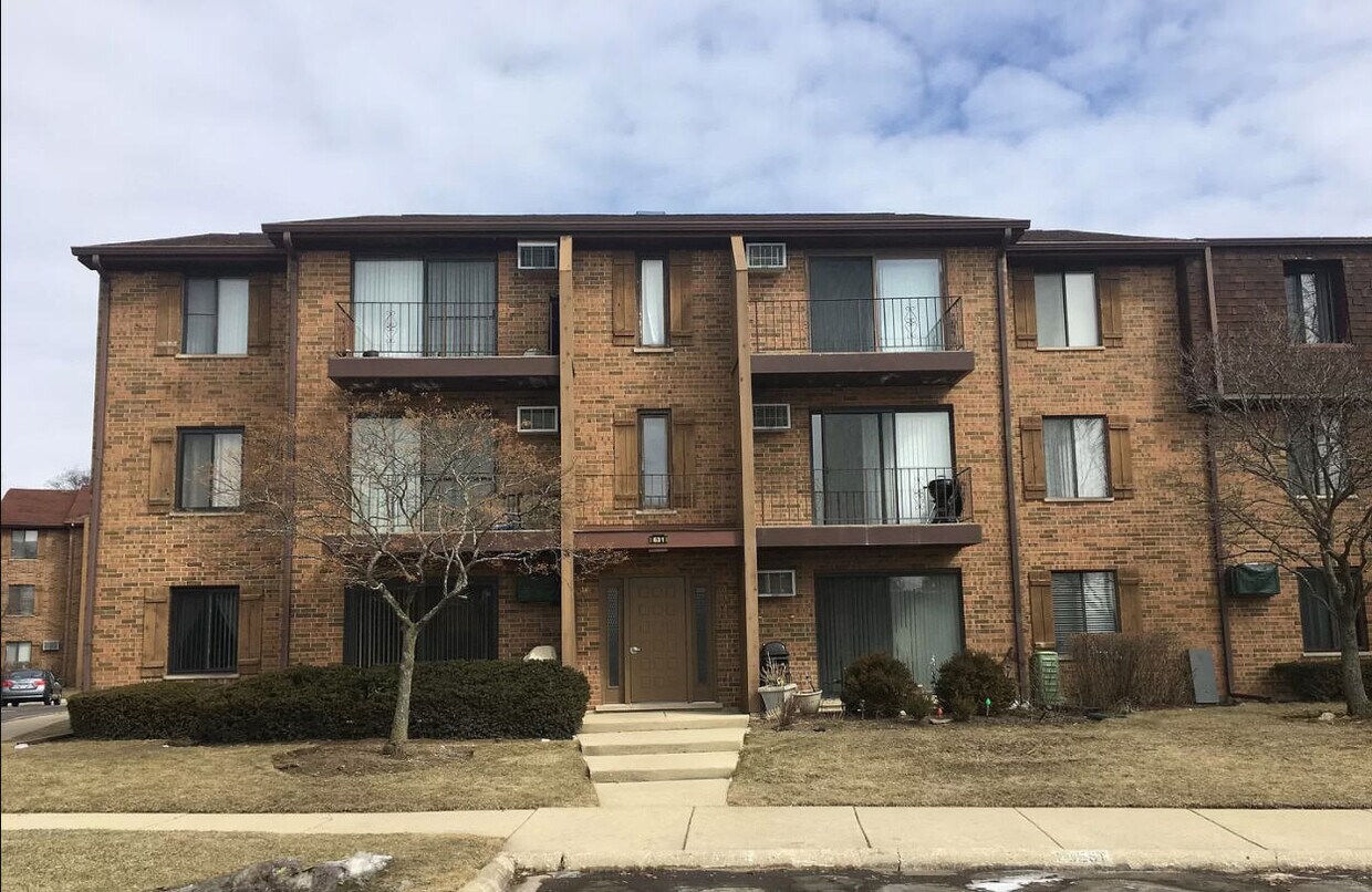 Primary Photo - 631 N Briar Hill Ln