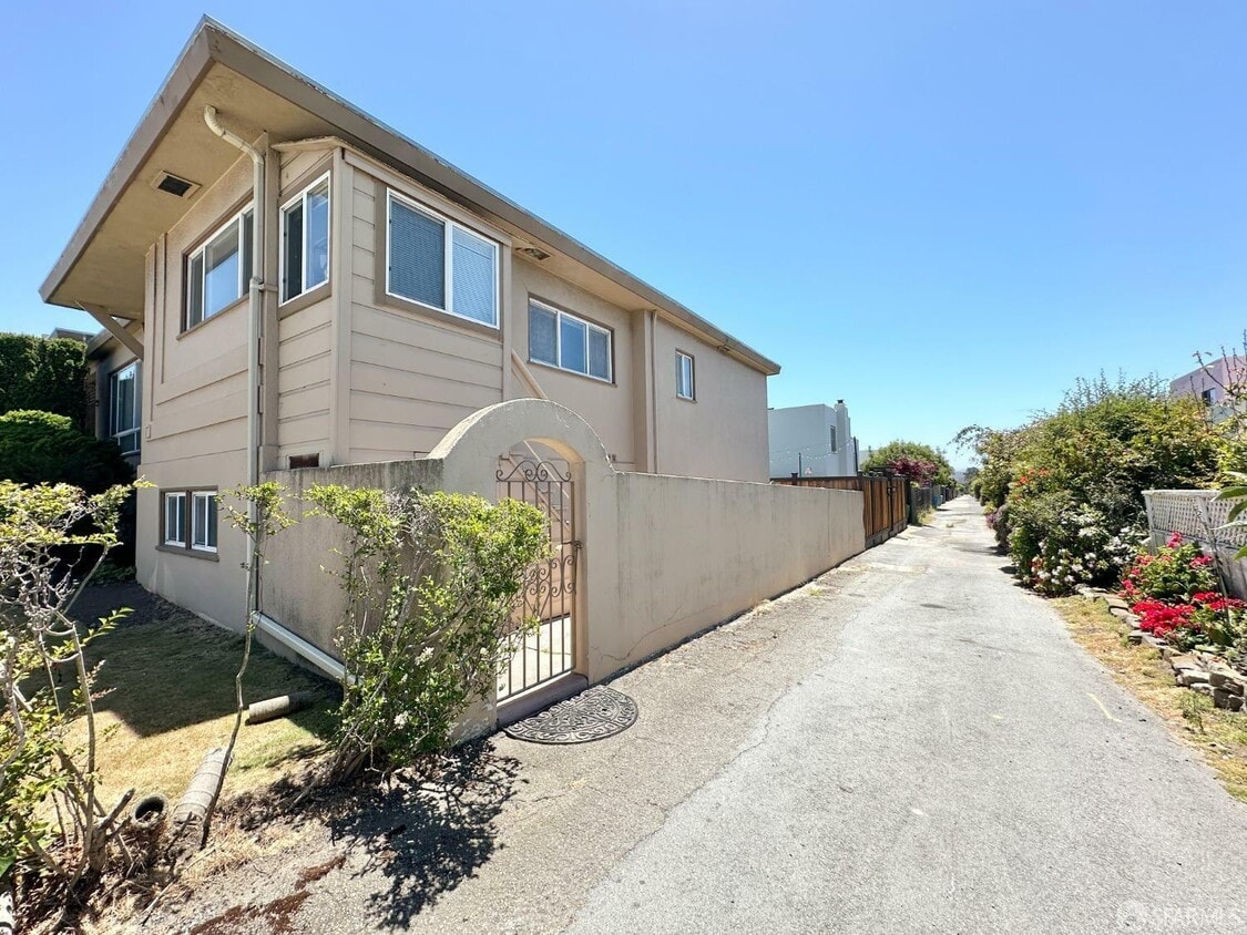 Primary Photo - 1001 Sloat Blvd