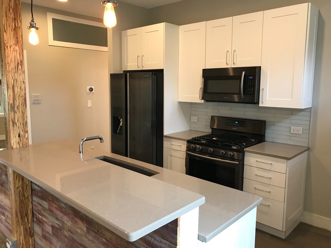 Foto principal - 3720 W Wrightwood Ave