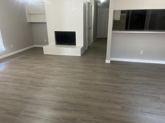 Building Photo - 119-121 Wildwood Dr