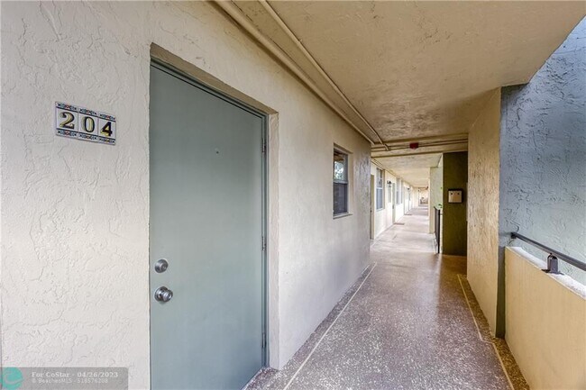 Foto del edificio - 2400 NE 10th St
