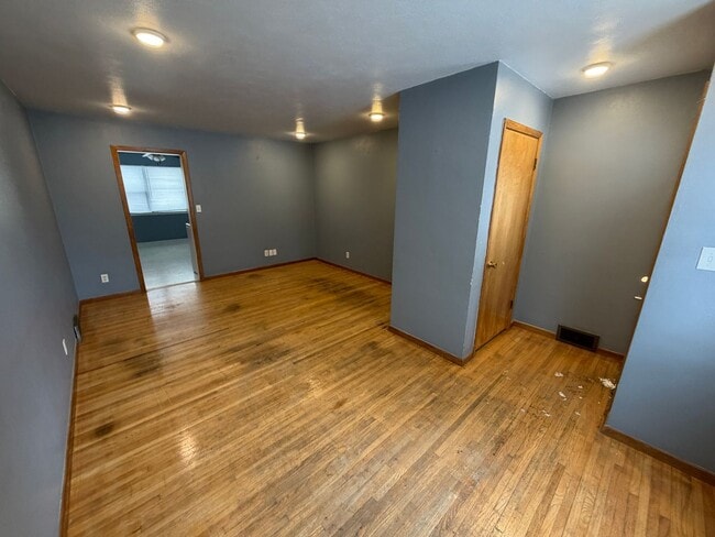 Building Photo - 615/617 10th Ave SW