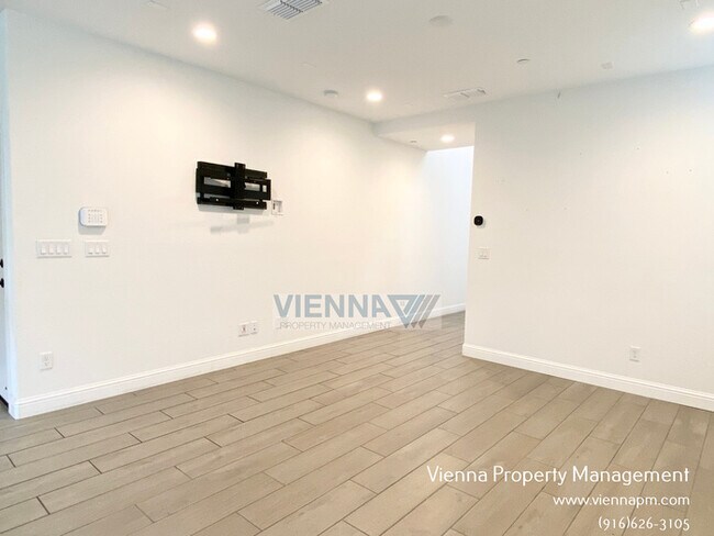 Foto del edificio - 1403 Coral Bells Ct