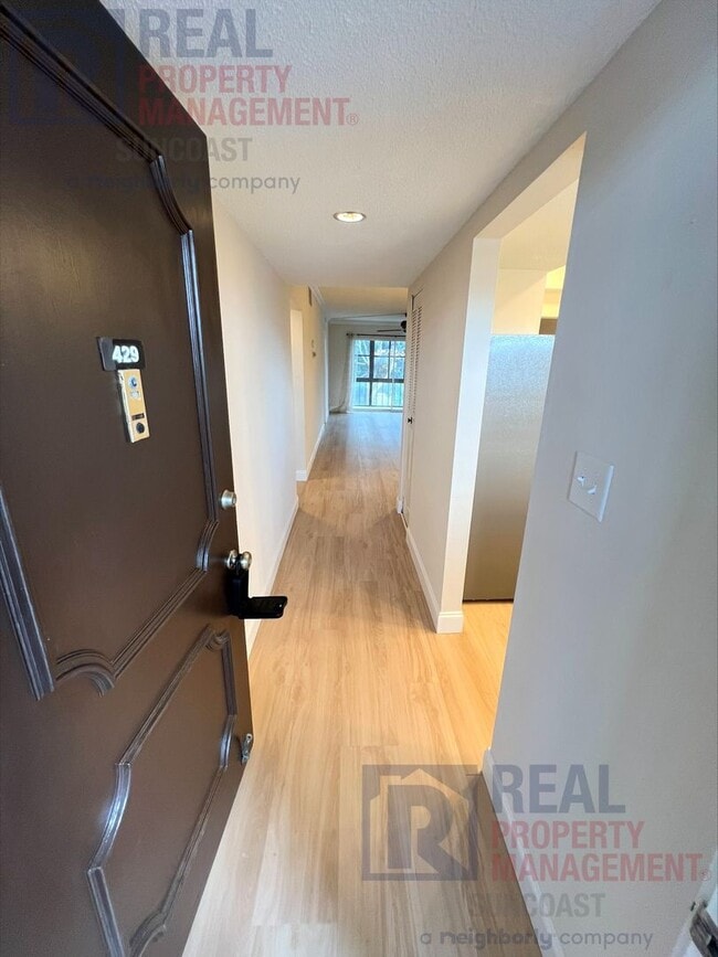 Foto del edificio - 2280 Stickney Point Rd