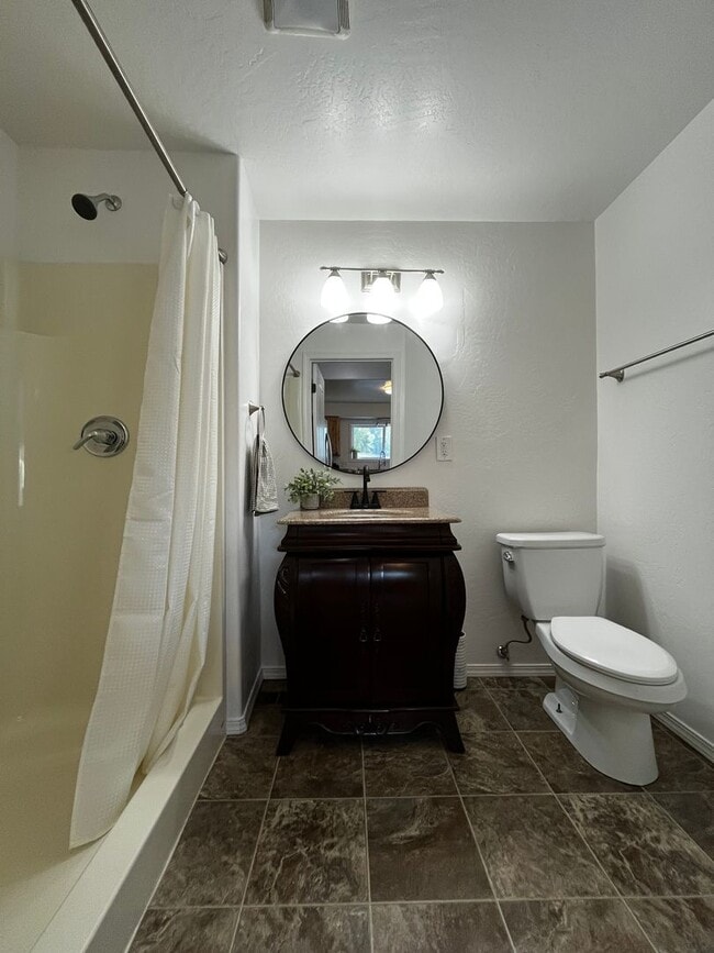 Building Photo - 3 bedroom, 2 bath house located in Wallace...