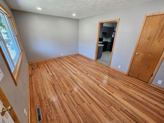 Foto del edificio - Single Family with basement