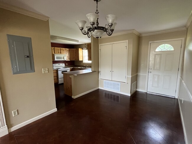 Dining Room - 802 W Tahlequah St