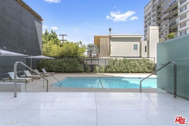 Foto del edificio - 838 N Doheny Dr