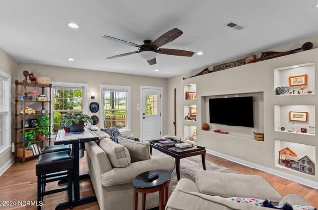 Building Photo - Exquisite One Level Townhome Quarterdeck Townes 2x2 Riverbend