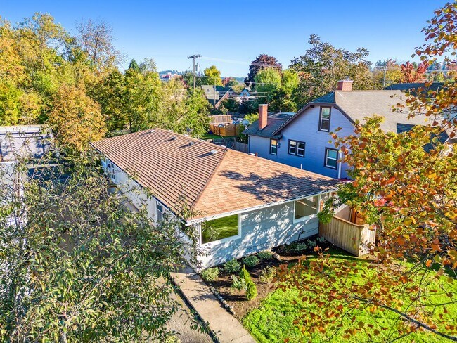 Building Photo - 2 Bedroom/1 Bath with Garage duplex locate...